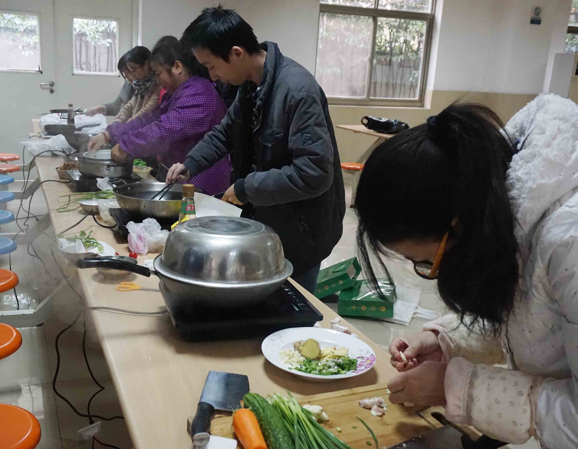 
                            魚火相逢，互展廚技，共烹友旺情！